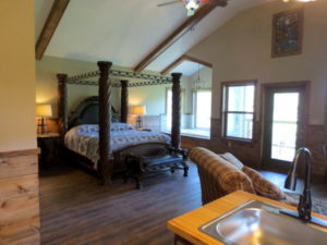 Missouri Kingfisher Romantic treehouse cabin