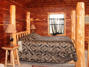 Missouri honeymoon anniversary treehouse cabin cedar chest