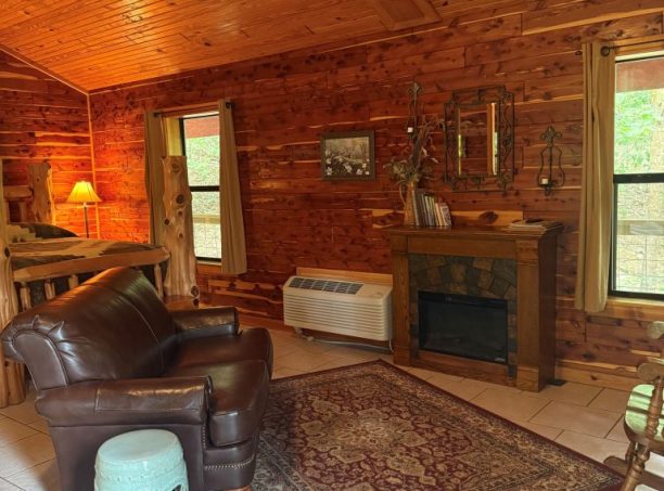 Whispering Pines treehouse cabin